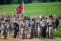 米ペンシルベニア（Pennsylvania）州ゲティスバーグ（Gettysburg）で28日、南北戦争（1861～65年）の「ゲティスバーグの戦い（The Battle of Gettysburg）」が再現された。

南北戦争中最大といわれる会戦から150年を記念し3日間にわたって行われるイベントには、当時の兵士らに扮する約1万人が参加。激しい「戦い」を繰り広げる。

写真は「南部同盟の兵士」たち（2013年6月28日撮影）。(c)AFP/Karen BLEIER