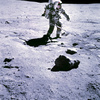 月面上で実験を行う、アポロ12号（Apollo 12）の乗組員（1969年11月19日撮影）。(c)AFP/NASA