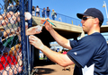 米大リーグ（MLB）、ニューヨーク・ヤンキース（%%New York Yankees%%）は18日、野手陣がフロリダ州タンパのジョージ・M・スタインブレナー（George M. Steinbrenner Field）で行われているキャンプに合流し練習を開始した。写真はファンへのサインに応じるマーク・テシェーラ（%%Mark Teixeira%%）。(c)AFP/Getty Images/Al Messerschmidt
