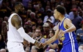 14-15NBAファイナル、クリーブランド・キャバリアーズ対ゴールデンステイト・ウォリアーズ。握手を交わすクリーブランド・キャバリアーズのレブロン・ジェームズとゴールデンステイト・ウォリアーズのステフェン・カリー（2015年6月16日撮影）。(c)AFP/Getty Images/Ezra Shaw