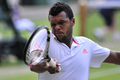 テニス、ウィンブルドン選手権（The Championships Wimbledon 2012）は6日、男子シングルス準決勝が行われ、大会第5シードのジョーウィルフリード・ツォンガ（Jo-Wilfried Tsonga、フランス）は3-6、4-6、6-3、5-7で大会第4シードのアンディ・マレー（Andy Murray、英国）に敗れた。

リターンを打つジョーウィルフリード・ツォンガ（2012年7月6日撮影）。(c)AFP/GLYN KIRK