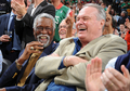 08-09NBA東カンファレンスプレーオフ準決勝、ボストン・セルティックス（%%Boston Celtics%%）対オーランド・マジック（%%Orlando Magic%%）第2戦。試合はセルティックスが112-94でマジックを下し、対戦戦績を1勝1敗の五分に戻した。昨季王者のセルティックスは、エディー・ハウス（%%Eddie House%%）が14本中11本のシュートを決めるなどで31得点、ローハン・ロンド（%%Rajon Rondo%%）が15得点、18アシスト、11リバウンドでトリプルダブルを記録し、対戦戦績を五分とした。写真は試合の観戦に訪れた元セルティックスのビル・ラッセル（%%Bill Russell%%）氏（左）とトミー・ヘインソーン氏（%%Tommy Heinsohn%%）。（2009年5月6日撮影）(c)AFP/Getty Images/NBAE/Brian Babineau