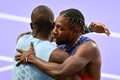 パリ五輪、陸上男子200メートル決勝。レース後に金メダルを獲得したボツワナのレツィレ・テボゴ（左）をたたえる米国のノア・ライルズ（2024年8月8日撮影）。(c)Martin  BERNETTI / AFP