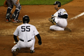 デトロイト・タイガース戦の5回裏に本塁に生還するニューヨーク・ヤンキースのデレク・ジーター（%%Derek Jeter%%、右）。（2008年5月1日撮影）(c)AFP/Getty Images/Chris McGrath