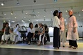 韓国ソウルのモデル養成校で、話をするチョ・スンファさん（右、2019年6月11日撮影）。(c)Jung Yeon-je / AFP
