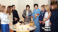 北海道洞爺湖サミット（G8 Hokkaido Toyako Summit）の初日、各国首脳夫人らを茶会に案内する福田首相夫人の貴代子（Kiyoko Fukuda）さん（右から4人目、2008年7月7日撮影）。(c)AFP