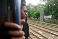 インド・ムンバイ（Mumbai）で列車に乗る「Young Women To Watch（注目すべき若き女性たち）」に選ばれたシュウェタ・カッティ（Shweta Katti）さん（2013年7月27日撮影）。(c)AFP/INDRANIL MUKHERJEE