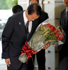 首相官邸で、見送りの職員らに一礼する麻生太郎（Taro Aso）首相（2009年9月16日撮影）。(c)AFP/TOSHIFUMI KITAMURA