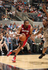 12-13NBAは31日、各地で試合が行われ、マイアミ・ヒート（Miami Heat）は88-86でサンアントニオ・スパーズ（San Antonio Spurs）を下した。

サンアントニオ・スパーズのカウィ・レオナルド（Kawhi Leonard、左）にドライブを仕掛けるマイアミ・ヒートのラシャード・ルイス（Rashard Lewis、2013年3月31日撮影）。(c)AFP/Getty Images/NBAE/Joe Murphy