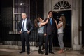 英ロンドンのマダム・タッソーろう人形館でキャメロン英首相のろう人形を手直しするスタイリストたち（2015年5月26日撮影）。(c)AFP/LEON NEAL