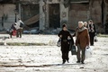 シリア中部ホムス（Homs）の政府軍の包囲下にある地域から避難する民間人（2014年2月19日撮影）。(c)AFP