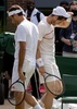 テニス、ウィンブルドン選手権の開幕を控え、練習を行ったロジャー・フェデラー（左）とアンディ・マレー（2021年6月25日撮影）。(c)AELTC/David Gray / POOL / AFP