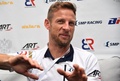 第86回ルマン24時間耐久レースを控え、報道陣のインタビューに応じるSMPレーシングのジェンソン・バトン（2018年6月15日撮影）。(c)AFP PHOTO / JEAN-FRANCOIS MONIER