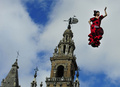 スペイン・セビリア（Sevilla）のセビリア大聖堂（Sevilla Cathedral）前につるされた、「国際フラメンコ・ファッションショー（SIMOF）」を告知するフラメンコの踊り手の人形。SIMOFは31日から来月3日まで開催される（2013年1月26日撮影）。(c)AFP/CRISTINA QUICLER