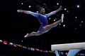 第52回世界体操競技選手権、女子団体決勝。平均台の演技に臨む米国のシモーネ・バイルス（2023年10月4日撮影）。(c)KENZO TRIBOUILLARD / AFP