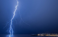 ウルグアイ・モンテビデオで雷雨の空に走る稲光（2024年3月12日撮影）。(c)Mariana SUAREZ / AFP