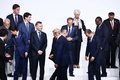 大阪で開催中の20か国・地域（G20）首脳会議の歓迎行事で、記念撮影に備える参加国・国際機関の代表者（2019年6月28日撮影）。(c) Brendan Smialowski / AFP