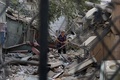ウクライナの港湾都市オデーサで、ロシア軍のミサイル攻撃を受けて大破した建物のがれき（2023年7月23日撮影）。(c)Oleksandr GIMANOV / AFP