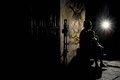 停電中のスリランカ・コロンボで、家の外に座る親子（2022年3月30日撮影）。(c)Ishara S. KODIKARA / AFP
