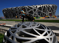 中国・北京（Beijing）のオリンピック公園（Olympic Park）にある、「鳥の巣（Bird&apos;s Nest）」の愛称を持つ北京五輪のメーンスタジアム、国家体育場（National Stadium、2008年8月2日撮影）。(c)AFP/TEH Eng Koon