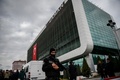 トルコ・イスタンブールにある大手日刊紙ザマン本社前で警戒に当たる警察の機動隊員（2016年3月5日撮影）。(c)AFP/OZAN KOSE