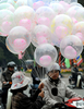 2008年2月13日、ベトナムの首都ハノイ（Hanoi）で、中にハート形の小さな風船の入った白い風船を売り歩く露天商。(c)AFP/HOANG DINH Nam