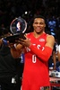 NBAオールスターゲーム2016。MVPに選出され、トロフィーを掲げるオクラホマシティ・サンダーのラッセル・ウエストブルック（2016年2月14日撮影）。(c)AFP/Getty Images/Elsa