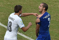 サッカーW杯ブラジル大会（2014 World Cup）グループD、イタリア対ウルグアイ。ウルグアイのルイス・スアレス（Luis Suarez）にかみつかれたことをアピールするイタリアのジョルジョ・キエッリーニ（Giorgio Chiellini、2014年6月24日撮影）。(c)AFP/YASUYOSHI CHIBA