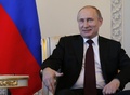 ロシア・サンクトペテルブルクでキルギスタンのアルマズベク・アタムバエフ大統領（写真外）との会談に臨むロシアのウラジーミル・プーチン大統領（2015年3月16日撮影）。(c)AFP/ANATOLY MALTSEV