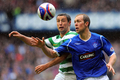 08-09スコットランド・プレミアリーグ第35節、グラスゴー・レンジャーズ（%%Glasgow Rangers%%）対セルティック（%%Celtic%%）。試合はレンジャーズが1-0で勝利し、敗れたセルティックは2位に転落した。写真はセルティックのスコット・マクドナルド（%%Scott McDonald%%、左）とボールを競るレンジャーズのスティーヴン・ウィッテイカー（%%Steven Whittaker%%、右）。（2009年5月9日撮影）(c)AFP/ANDREW YATES