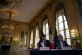 フランス首都パリで協定調印式に臨む、フランソワーズ・ニセン文化相（右）と、サウジアラビアのアワド・ビン・サレハ・アワド文化情報相（2018年4月9日撮影）。(c)AFP PHOTO / Lionel BONAVENTURE