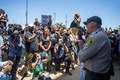 米カリフォルニア州ロサンゼルス郡パームデールの市庁舎前で、木につり下がった状態で発見された黒人男性ロバート・フューラーさんの死に抗議するデモ参加者を前に語る保安官（2020年6月13日撮影）。(c)Apu GOMES / AFP