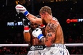 ボクシング、クルーザー級8回戦。試合に臨むジェイク・ポール（手前）とタイロン・ウッドリー（2021年12月18日撮影）。(c)CHANDAN KHANNA / AFP
