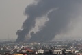 アフガニスタンの首都カブールで、襲撃の現場から立ち上る煙（2019年9月3日撮影）。(c)Wakil KOHSAR / AFP