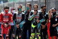 ロードレース世界選手権第6戦イタリアGP、MotoGPクラス決勝。ジェイソン・デュパスキエの死を悼み、1分間の黙とうをささげる選手（2021年5月30日撮影）。(c)Tiziana FABI/ AFP