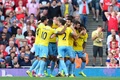 14-15イングランド・プレミアリーグ第1節、アーセナル（Arsenal）対クリスタルパレス（Crystal Palace）。ブレデ・ハンゲランド（Brede Hangeland）の先制点に歓喜するクリスタルパレスの選手（2014年8月16日撮影）。(c)AFP/CARL COURT