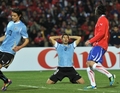 コパ・アメリカ2011（2011 Copa America）1次リーグC組、ウルグアイ対チリ。得点機を逸し、頭を抱えるウルグアイのルイス・スアレス（Luis Suarez、中央、2011年7月8日撮影）。(c)AFP/RODRIGO ARANGUA