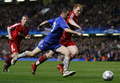 ボールを競り合うチェルシーのジョー・コール（%%Joe Cole%%）とリバプールのヨン・アルネ・リーセ（%%John Arne Riise%%）。（2008年4月30日撮影）(c)AFP/ADRIAN DENNIS