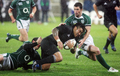 アイルランドの選手にタックルを受けて倒れこむオールブラックスのマア・ノヌ（%%Ma’a Nonu%%、中央）。（2008年6月7日撮影）(c)AFP/Brendon O’HAGAN