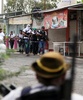 メキシコ西部ミチョアカン（Michoacan）州のヌエバ・イタリア（Nueva Italia）の町中をパトロールする自警団のメンバー（2014年1月12日撮影）。(c)AFP/Enrique Castro