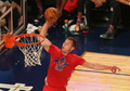 第63回NBAオールスターゲーム2014（2014 NBA All-Star game）。ダンクシュートを狙うウエストのブレイク・グリフィン（Blake Griffin、2014年2月16日撮影）。(c)AFP/Getty Images/Christian Petersen