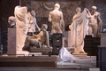 仏パリのルーブル美術館で、セーヌ川の氾濫を受けて展示室に移された、美術品を収納した箱（2016年6月3日撮影）。(c)AFP/GEOFFROY VAN DER HASSELT 
