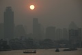 大気汚染でかすむタイ・バンコク（2024年2月15日撮影）。(c)Lillian SUWANRUMPHA / AFP