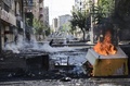 トルコ・ディヤルバクル（Diyarbakir）で、機動隊と衝突するクルド人のデモ参加者ら（2014年10月8日撮影）。(c)AFP/ILYAS AKENGIN