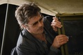 英イングランド（England）南部ドーセット（Dorset）の博物館で開かれた新作映画のプロモーションイベントに、左手の薬指に金色の指輪をはめて到着した俳優ブラッド・ピット（Brad Pitt）さん（2014年8月28日撮影）。(c)AFP/Leon Neal