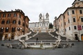 イタリア・ローマで、トリニタ・デイ・モンティ教会の下に広がる、人けのないスペイン階段とスペイン広場（2020年3月13日撮影）。(c)Andreas SOLARO / AFP