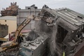 台湾の台南で、地震で集合住宅が倒壊した現場で不明者の捜索活動に投入された重機（2016年2月10日撮影）。(c)AFP/ANTHONY WALLACE