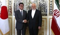 イラン・テヘランで握手を交わす河野太郎外相（左）とモハンマドジャバド・ザリフ外相（2019年6月12日撮影）。(c)ATTA KENARE / AFP