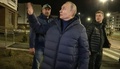 ウクライナ東部マリウポリの新興住宅地を訪問したロシアのウラジーミル・プーチン大統領。ロシア大統領府が公開した映像より（2023年3月19日公開）。(c)AFP PHOTO / HANDOUT / RUSSIAN PRESIDENTIAL PRESS OFFICE 