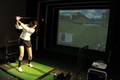 都内・デンマーク大使館で開催されたフットウェアブランド「ecco」のプレスカンファレンスにて。ゴルフシュミレータを使用してゴルフ用フットウェアを紹介するタレントの森下千里(Chisato Morishita、2010年11月18日撮影）。(c)ecco
